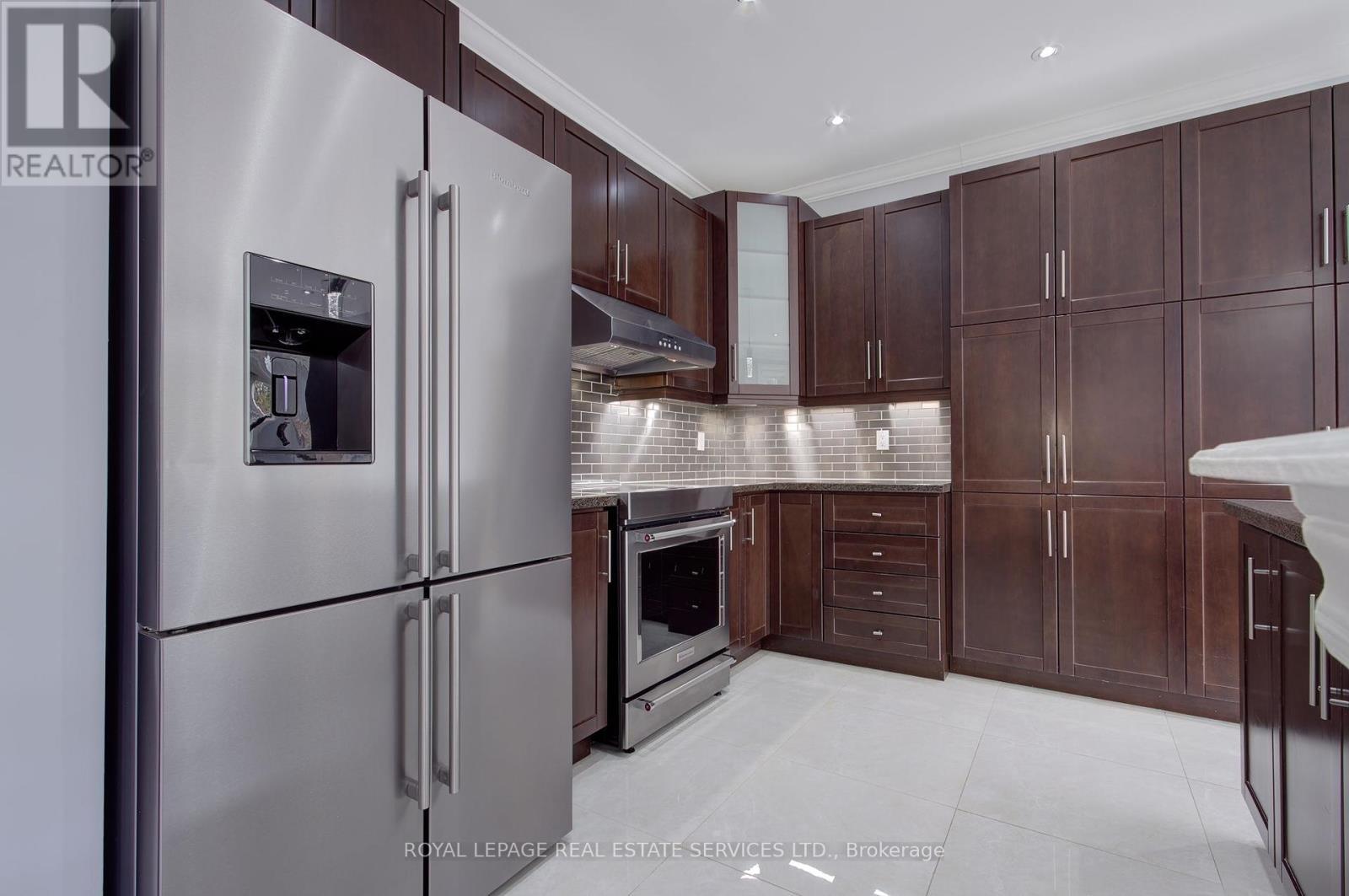 












393 BURLOAK DRIVE

,
Oakville,




Ontario
L6L6W8

