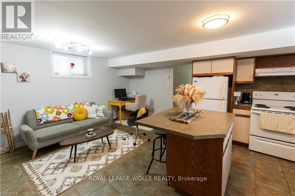 












B - 326 VICTORIA STREET S

,
Kitchener,




Ontario
N2M3A3

