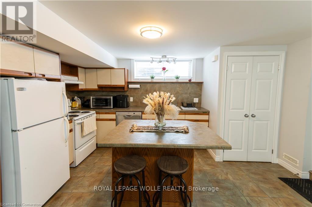 












B - 326 VICTORIA STREET S

,
Kitchener,




Ontario
N2M3A3

