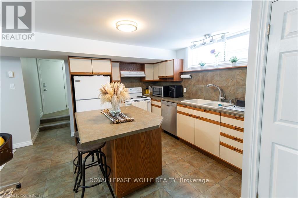 












B - 326 VICTORIA STREET S

,
Kitchener,




Ontario
N2M3A3

