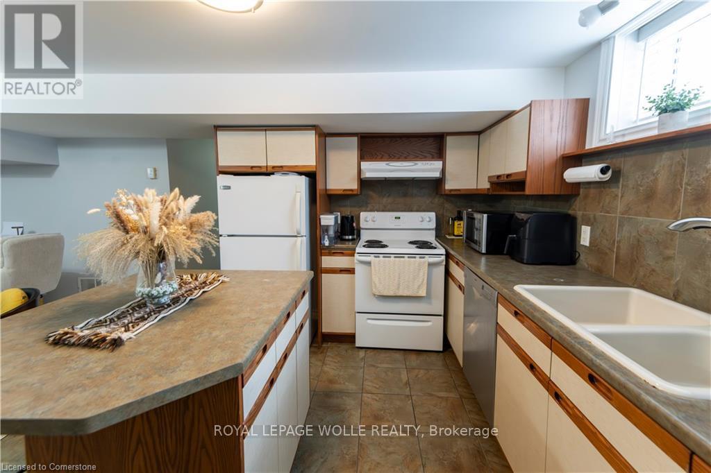 












B - 326 VICTORIA STREET S

,
Kitchener,




Ontario
N2M3A3

