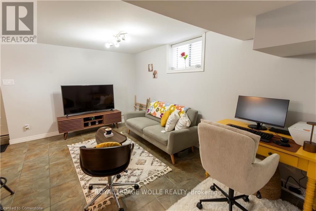 












B - 326 VICTORIA STREET S

,
Kitchener,




Ontario
N2M3A3

