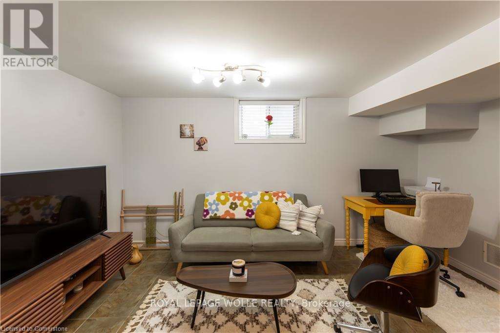 












B - 326 VICTORIA STREET S

,
Kitchener,




Ontario
N2M3A3

