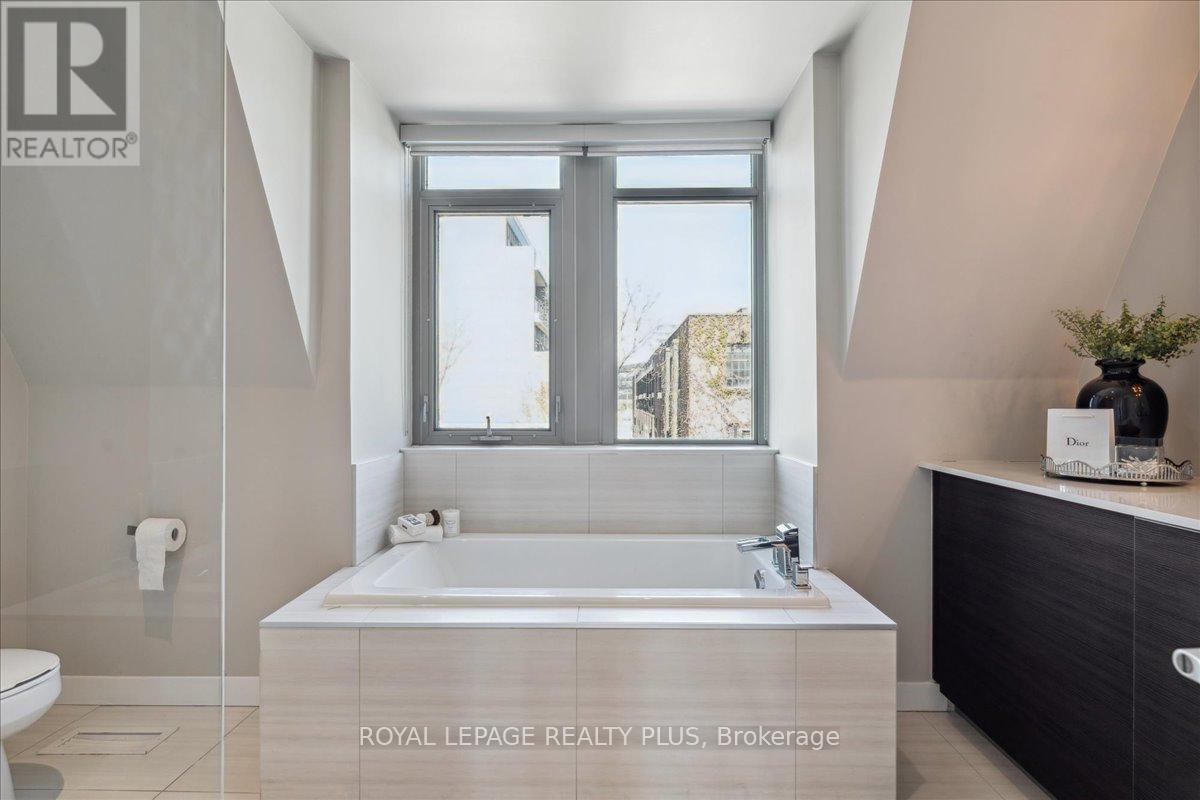 












2B PERCY STREET

,
Toronto,




Ontario
M5A3M8

