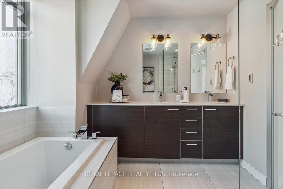 












2B PERCY STREET

,
Toronto,




Ontario
M5A3M8

