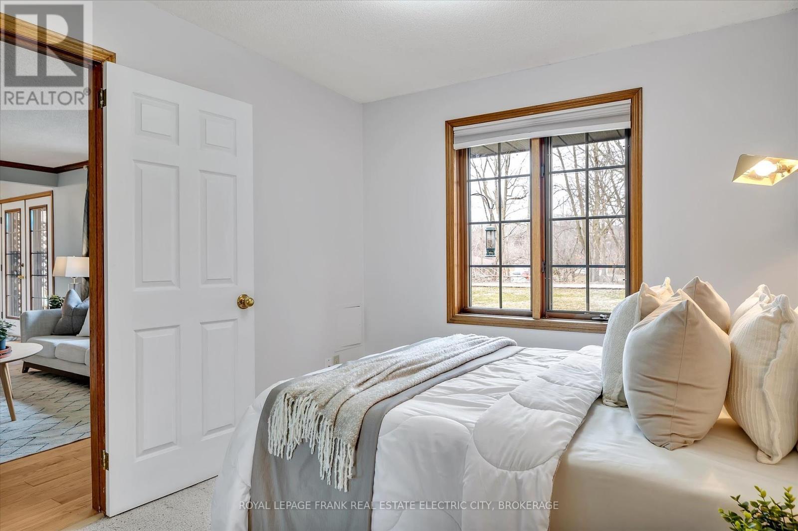 












7 - 650 WHITAKER STREET

,
Peterborough (Ashburnham),




Ontario
K9H7L5


