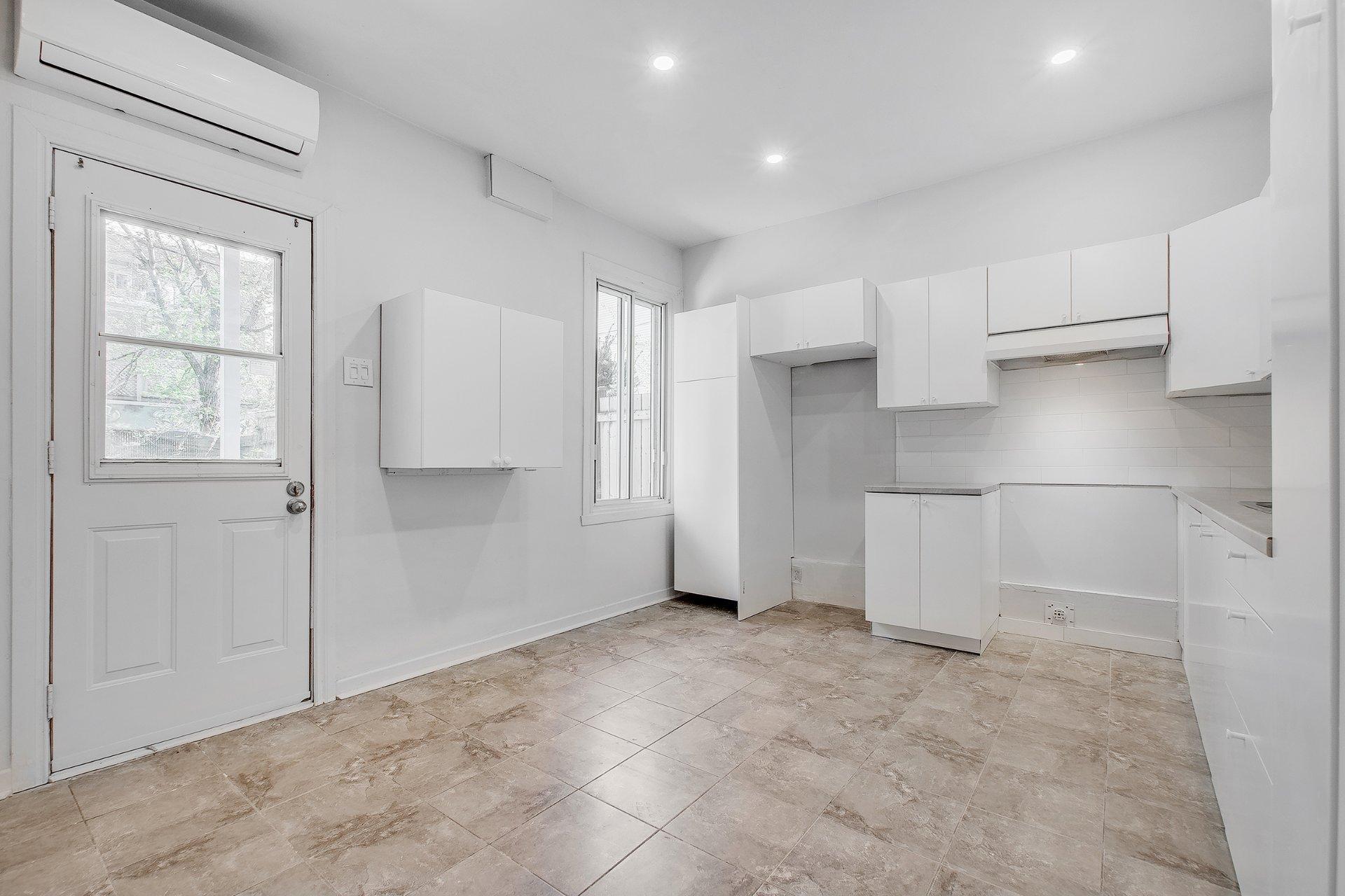 









1827

 - 1837


Rue Théodore

,
Montréal (Mercier/Hochelaga-Maisonneuve),




QC
H1V3B7

