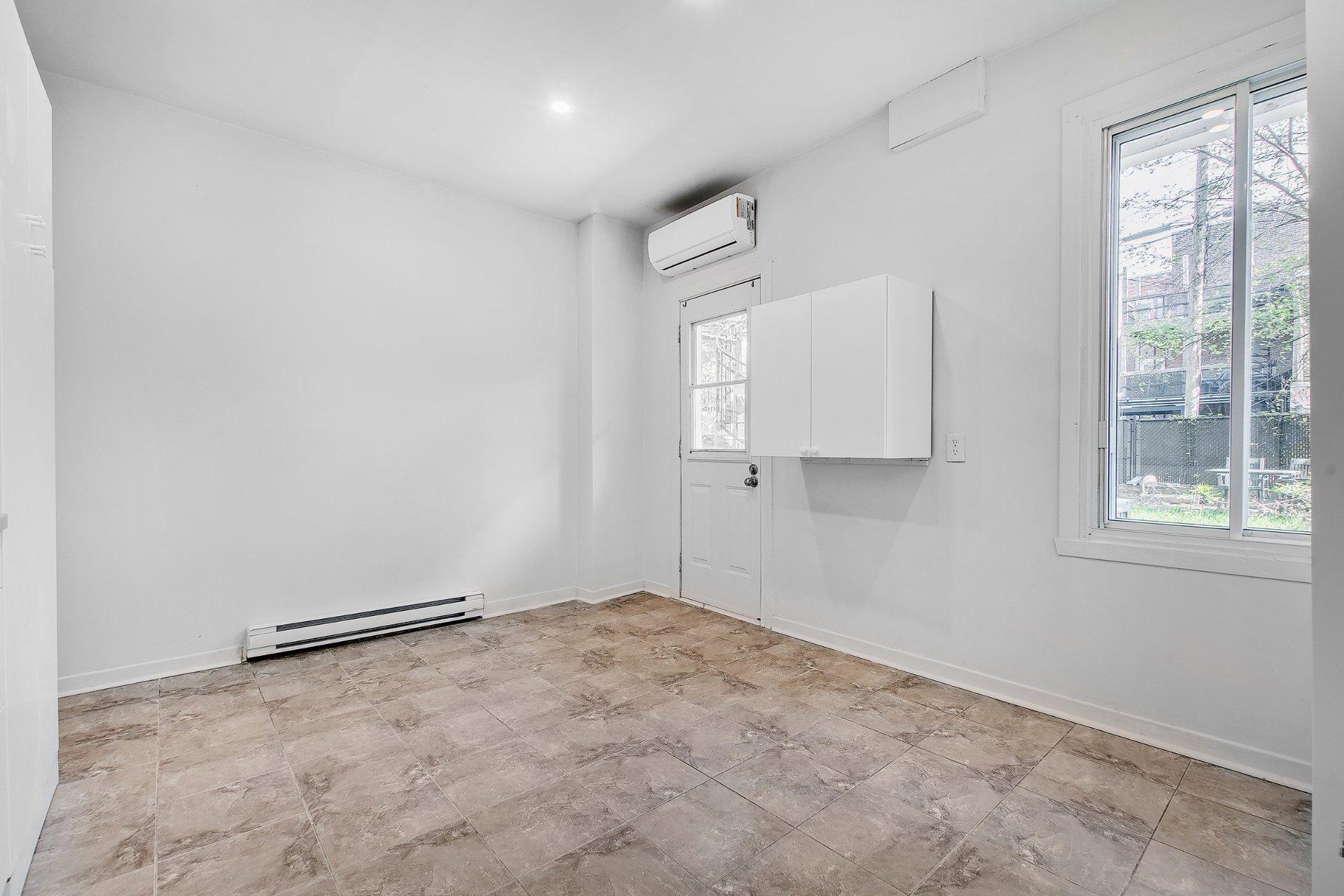 









1827

 - 1837


Rue Théodore

,
Montréal (Mercier/Hochelaga-Maisonneuve),




QC
H1V3B7


