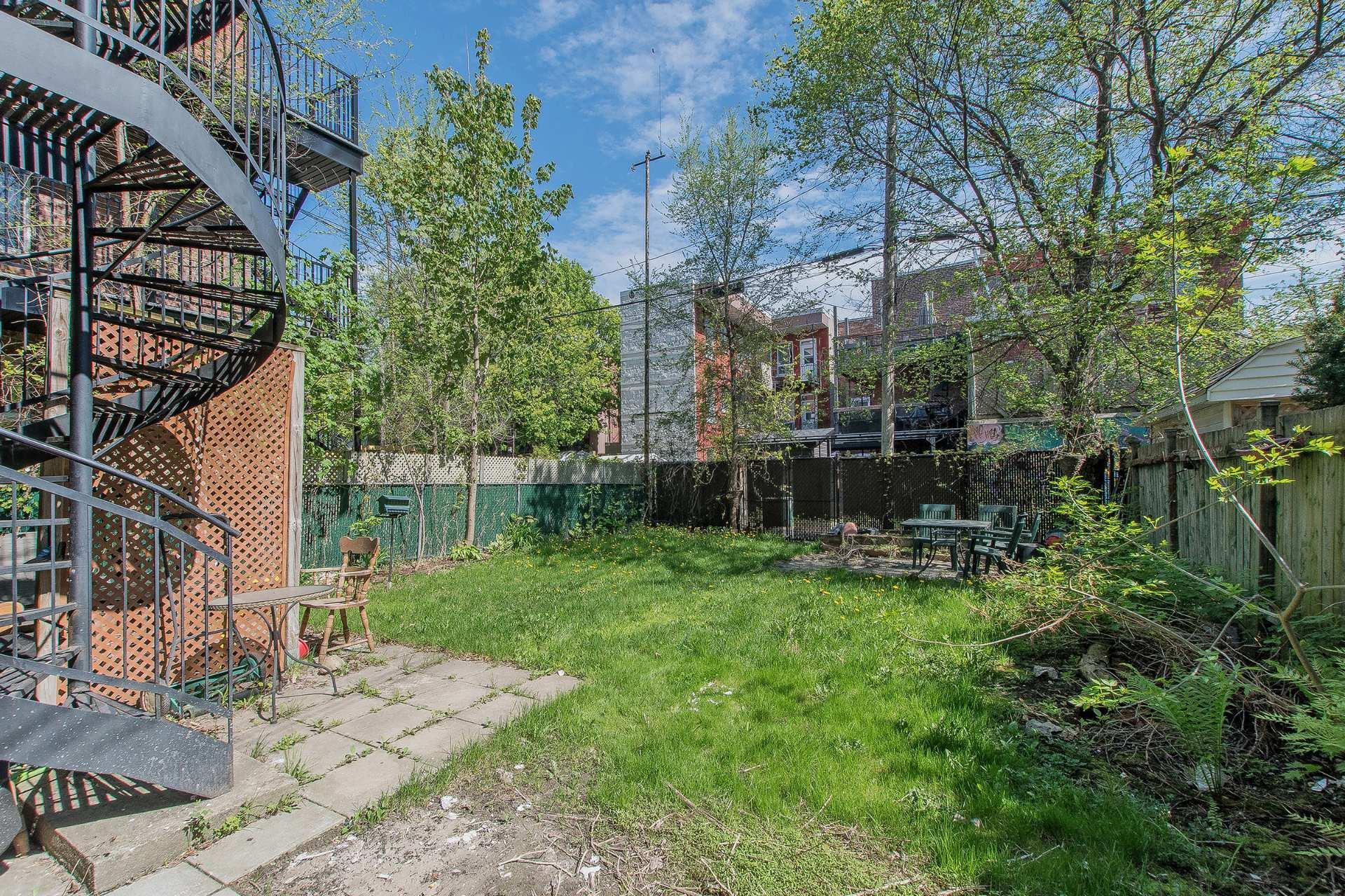 









1827

 - 1837


Rue Théodore

,
Montréal (Mercier/Hochelaga-Maisonneuve),




QC
H1V3B7

