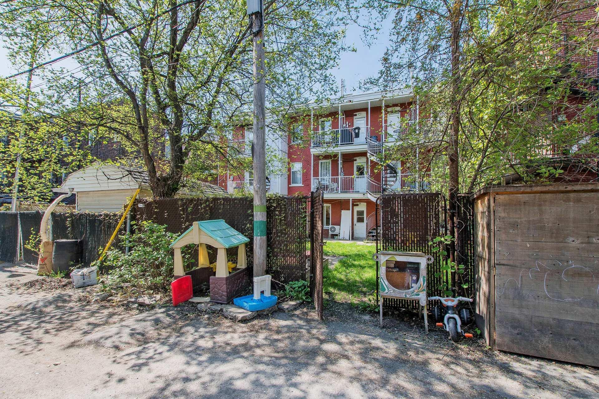 









1827

 - 1837


Rue Théodore

,
Montréal (Mercier/Hochelaga-Maisonneuve),




QC
H1V3B7

