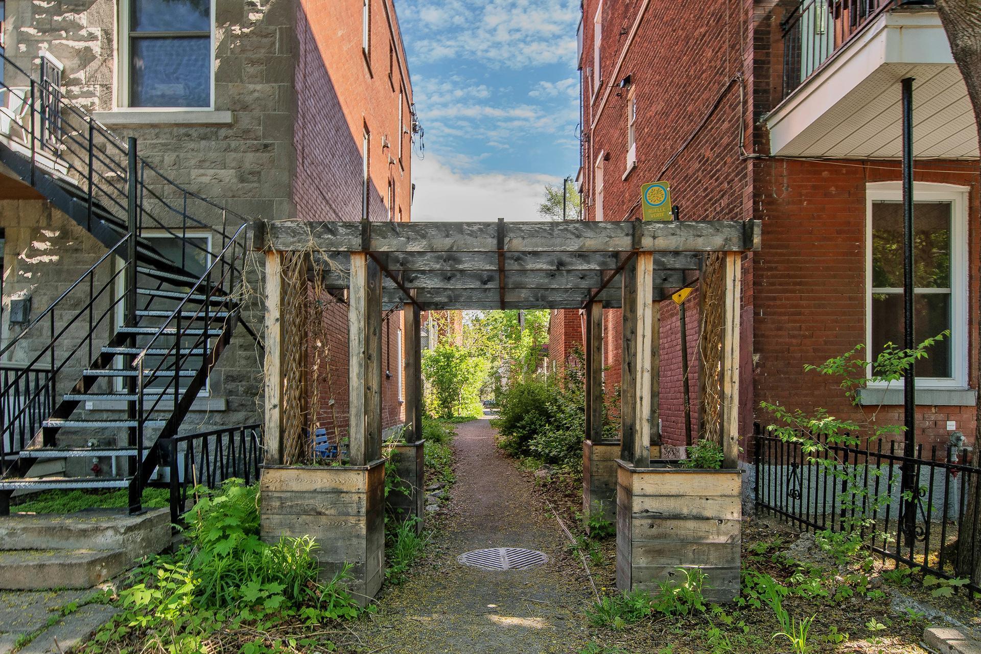 









1827

 - 1837


Rue Théodore

,
Montréal (Mercier/Hochelaga-Maisonneuve),




QC
H1V3B7

