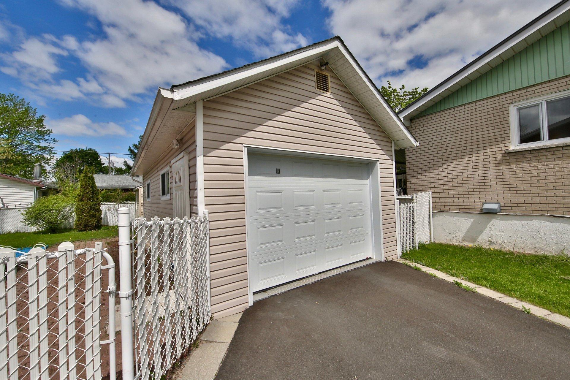 









3790


Rue Rocheleau

,
Longueuil (Saint-Hubert),




QC
J3Y4T9

