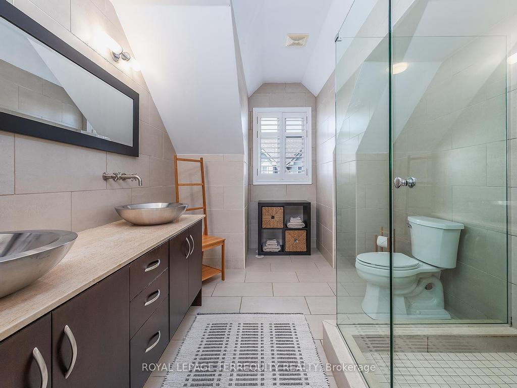 









245


Van Dusen

Boulevard, 8,
Toronto,




ON
M8Z 3J2

