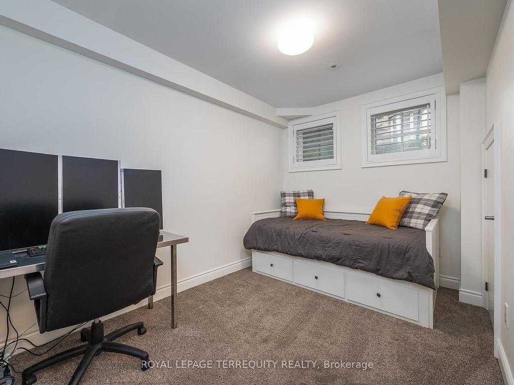 









245


Van Dusen

Boulevard, 8,
Toronto,




ON
M8Z 3J2

