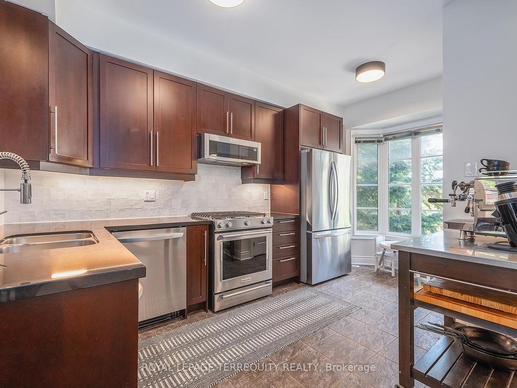 









245


Van Dusen

Boulevard, 8,
Toronto,




ON
M8Z 3J2

