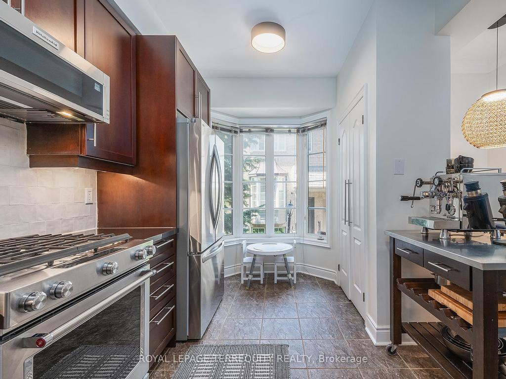 









245


Van Dusen

Boulevard, 8,
Toronto,




ON
M8Z 3J2

