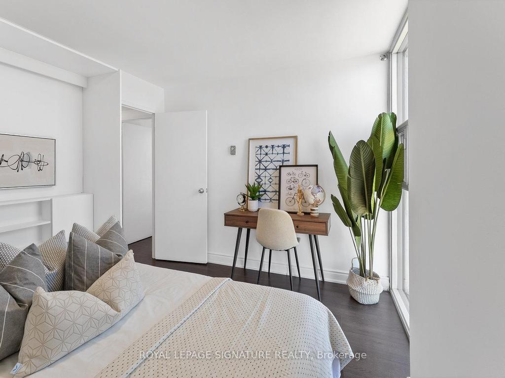 









40


Homewood

Avenue, 2217,
Toronto,




ON
M4Y 2K2

