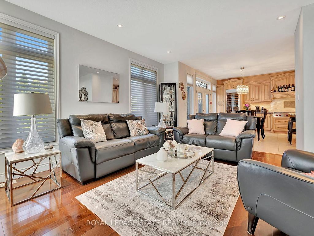 









3


Rianna

Court,
Hamilton,




ON
L9B 0G3

