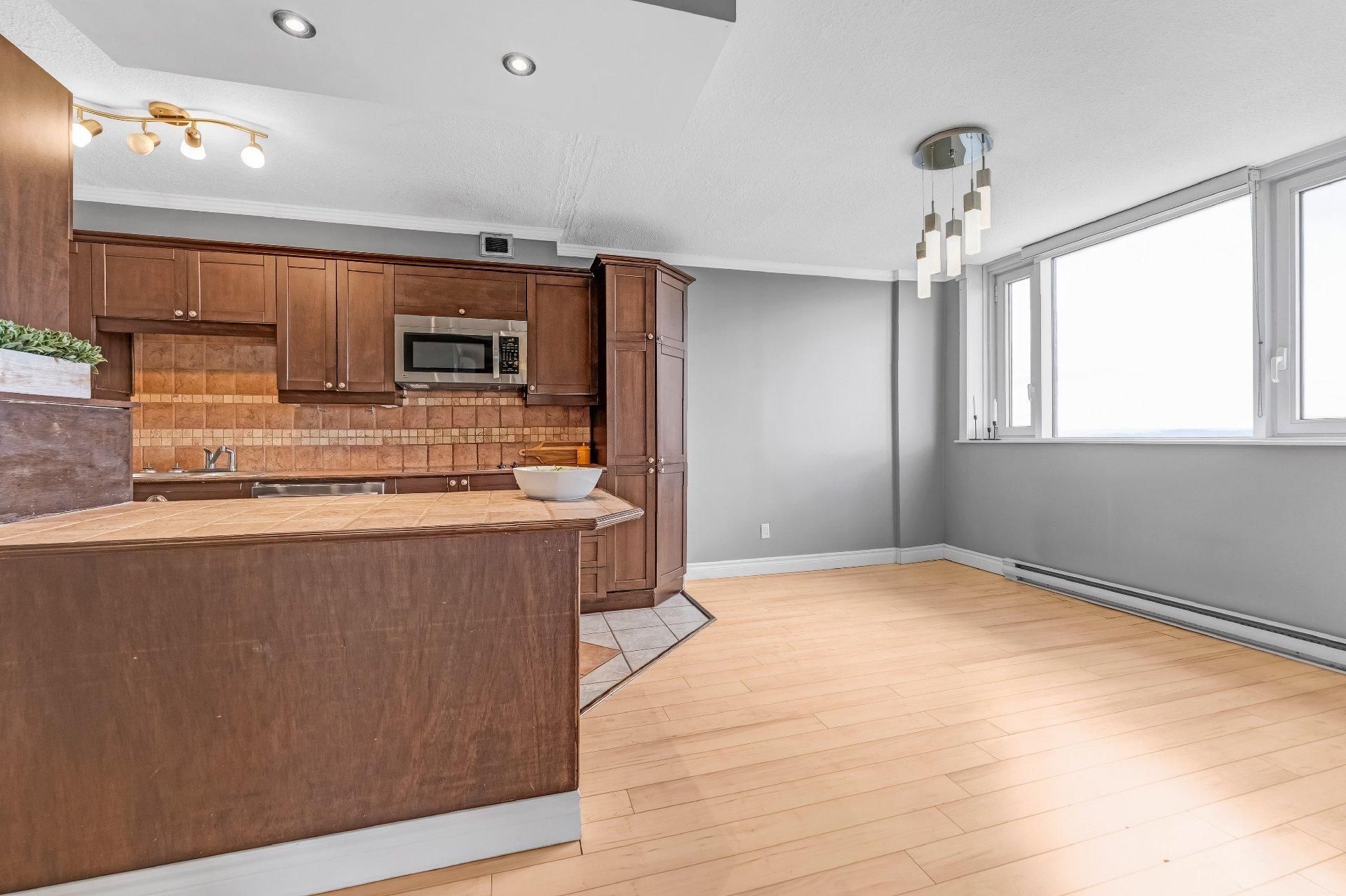 









285


Rue Laurier

, 2004,
Gatineau (Hull),




QC
J8X3W9

