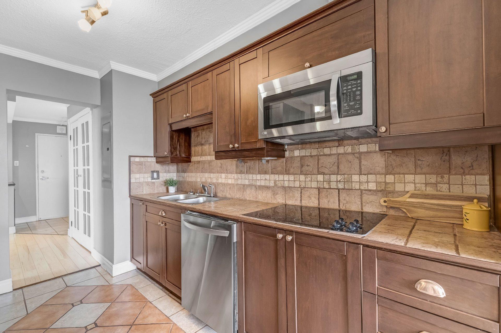 









285


Rue Laurier

, 2004,
Gatineau (Hull),




QC
J8X3W9

