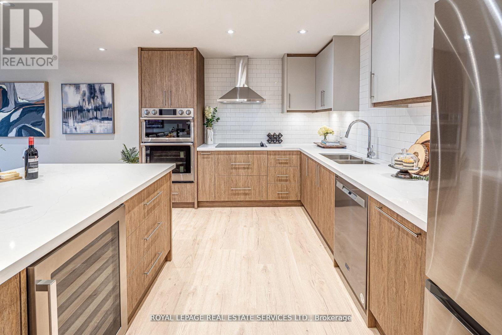 












2008 - 175 CUMBERLAND STREET

,
Toronto,




Ontario
M5R3M9

