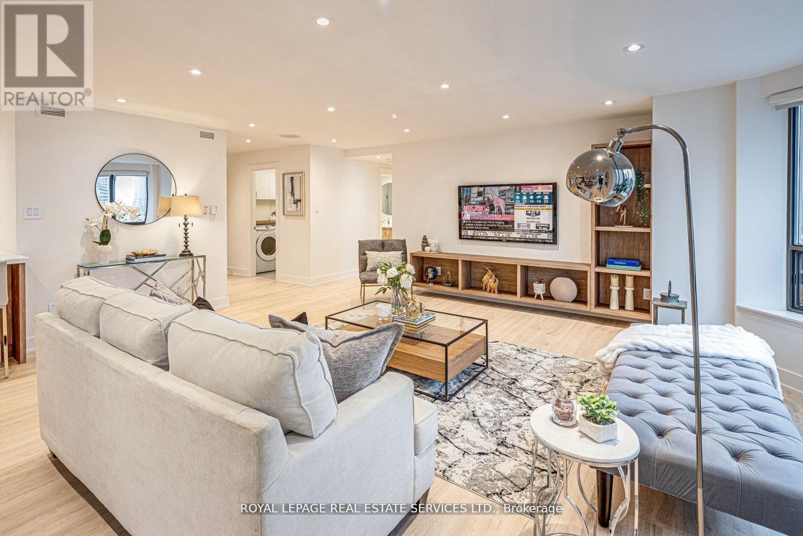 












2008 - 175 CUMBERLAND STREET

,
Toronto,




Ontario
M5R3M9

