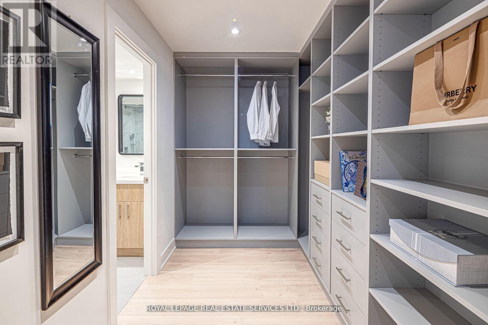 












2008 - 175 CUMBERLAND STREET

,
Toronto,




Ontario
M5R3M9

