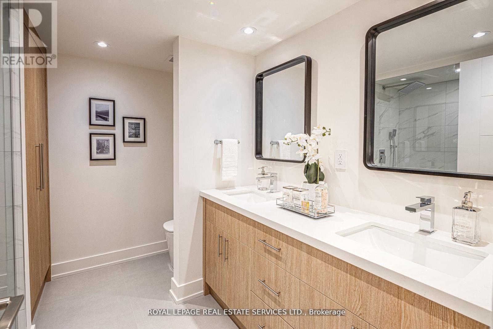 












2008 - 175 CUMBERLAND STREET

,
Toronto,




Ontario
M5R3M9

