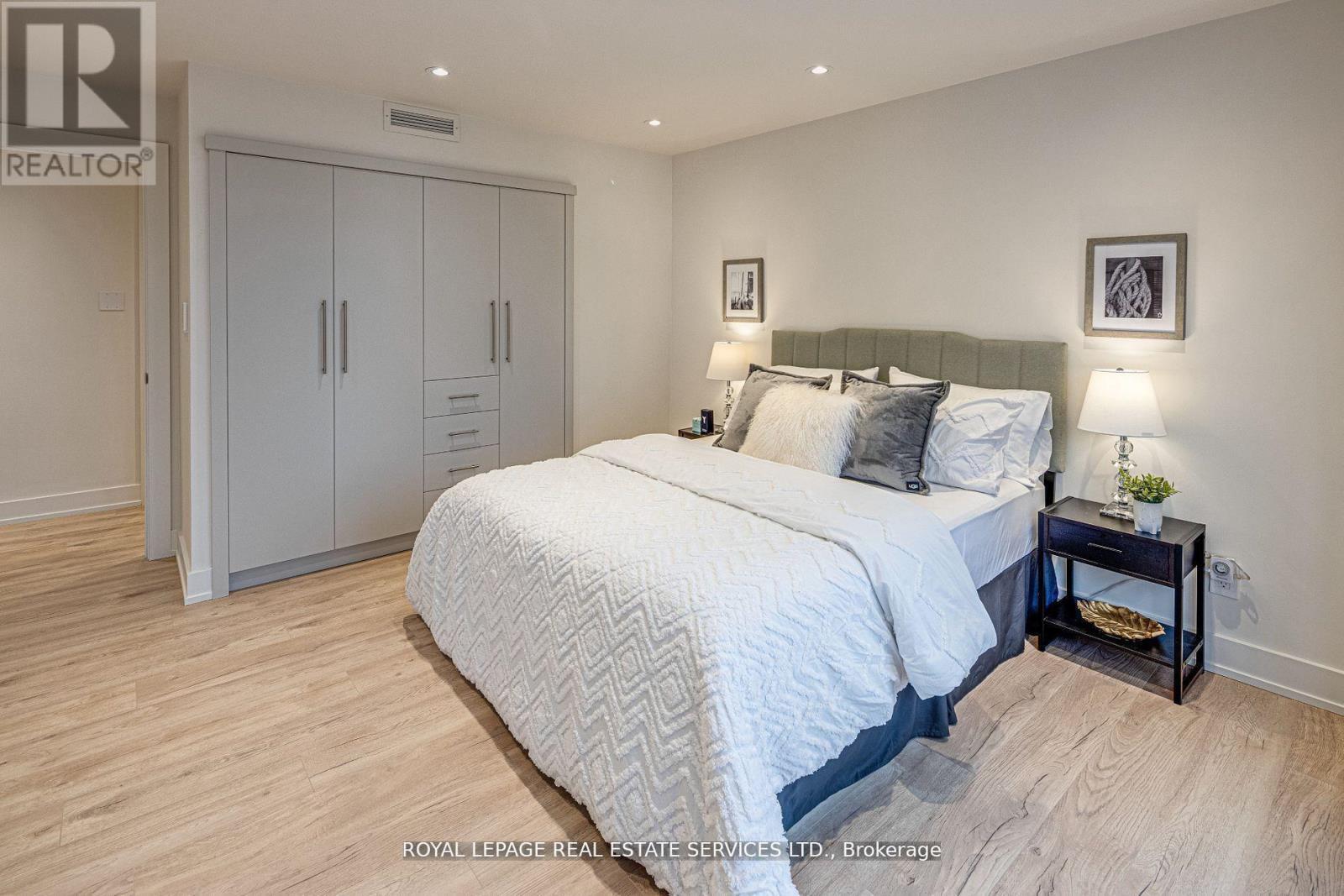 












2008 - 175 CUMBERLAND STREET

,
Toronto,




Ontario
M5R3M9

