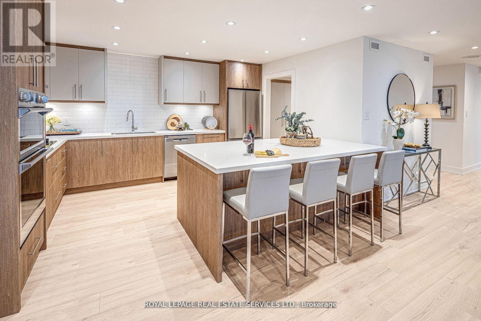 












2008 - 175 CUMBERLAND STREET

,
Toronto,




Ontario
M5R3M9

