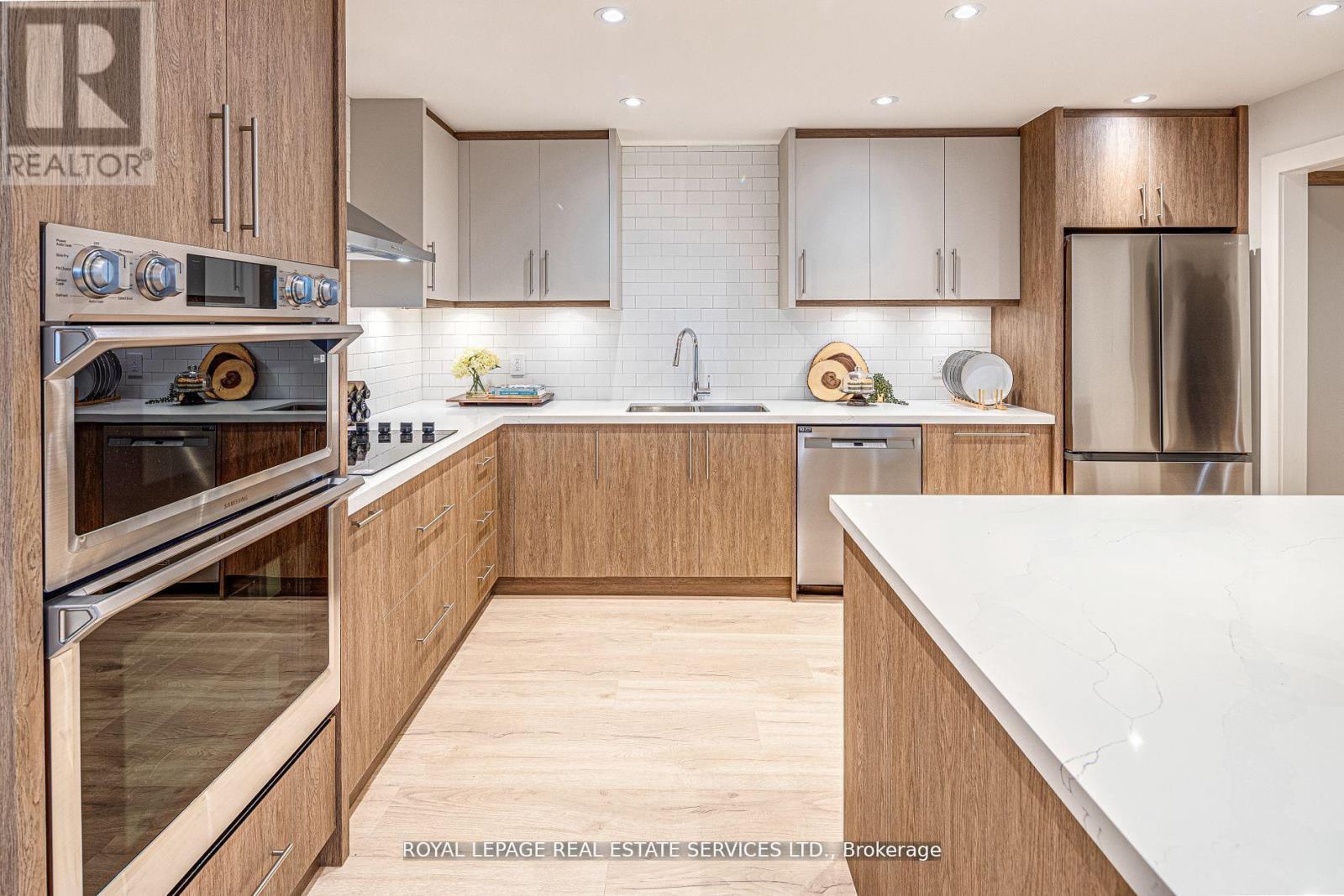 












2008 - 175 CUMBERLAND STREET

,
Toronto,




Ontario
M5R3M9

