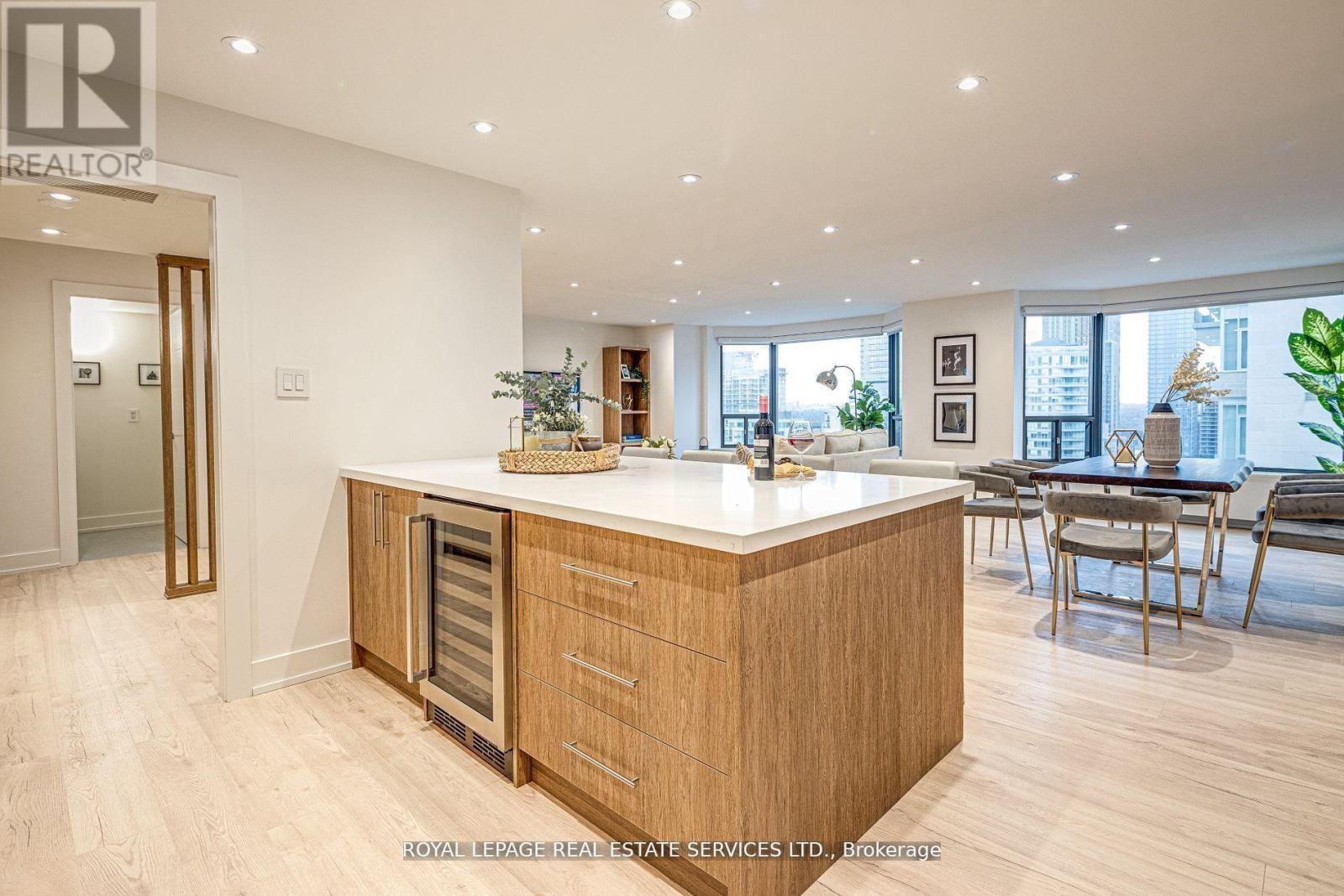 












2008 - 175 CUMBERLAND STREET

,
Toronto,




Ontario
M5R3M9

