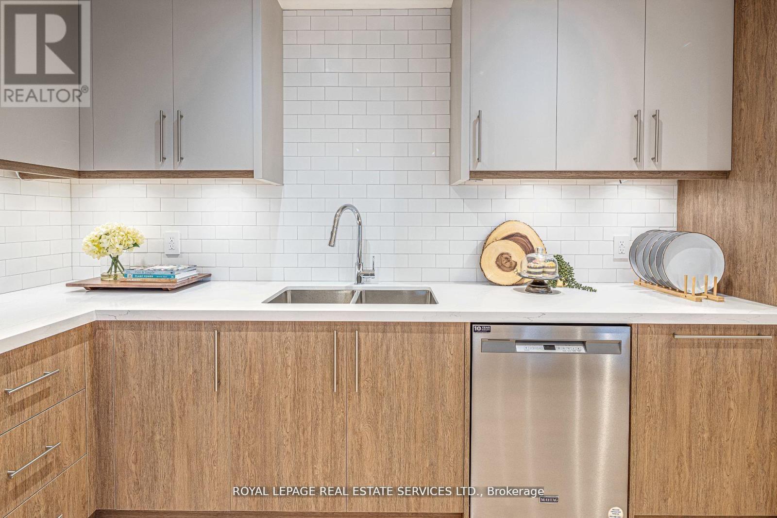 












2008 - 175 CUMBERLAND STREET

,
Toronto,




Ontario
M5R3M9

