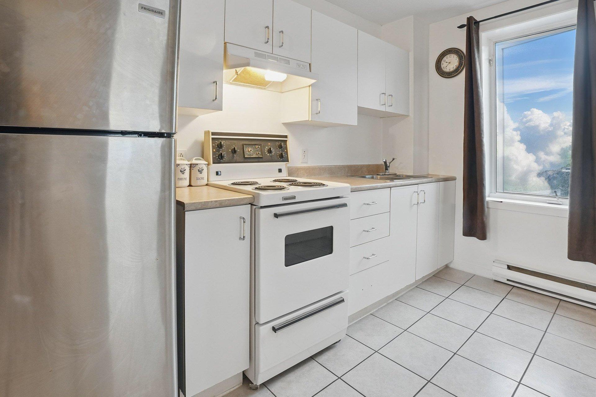 









76


Rue Nicolet

,
Gatineau (Hull),




QC
J8T2Y6

