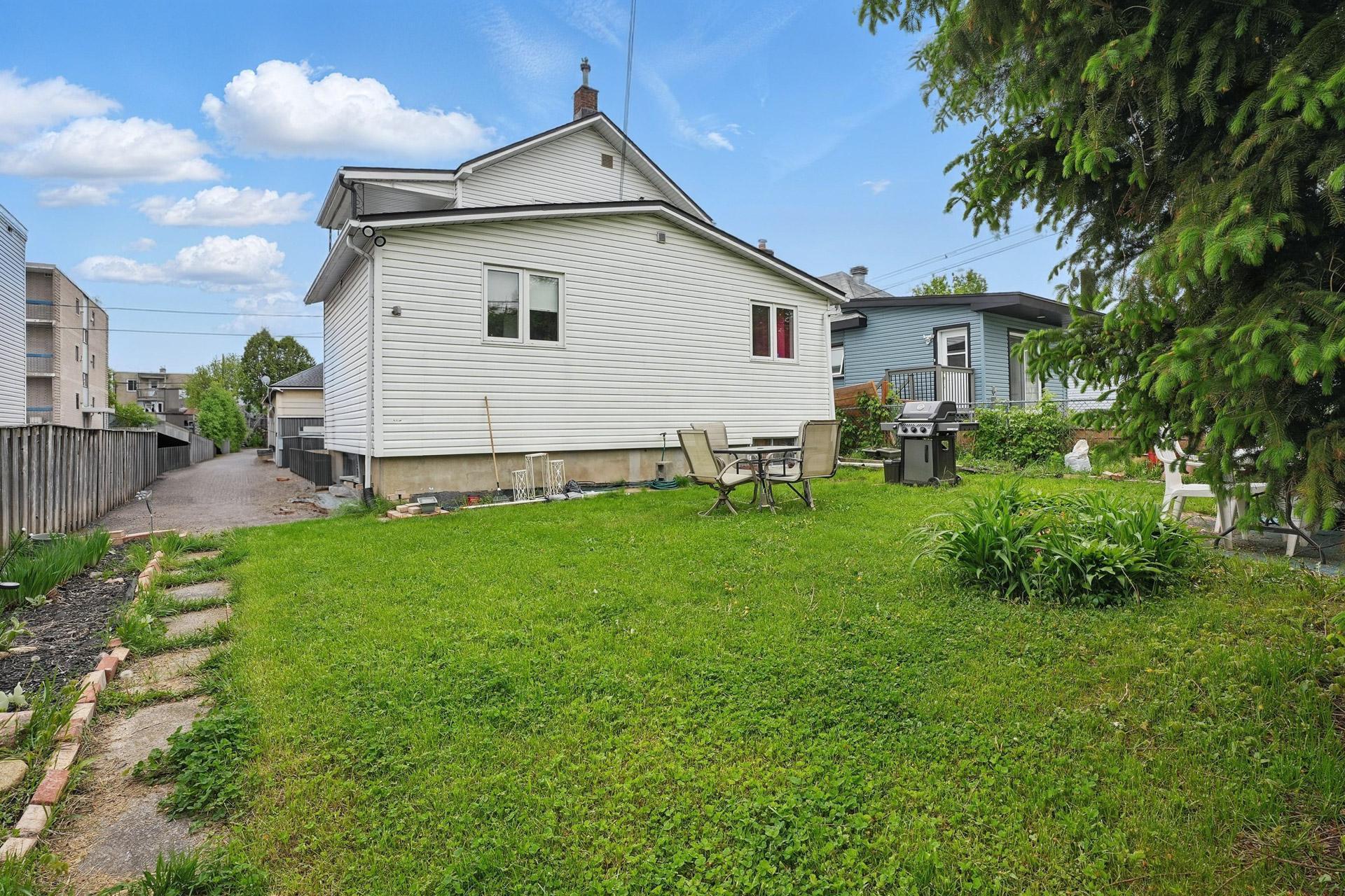 









76


Rue Nicolet

,
Gatineau (Hull),




QC
J8T2Y6

