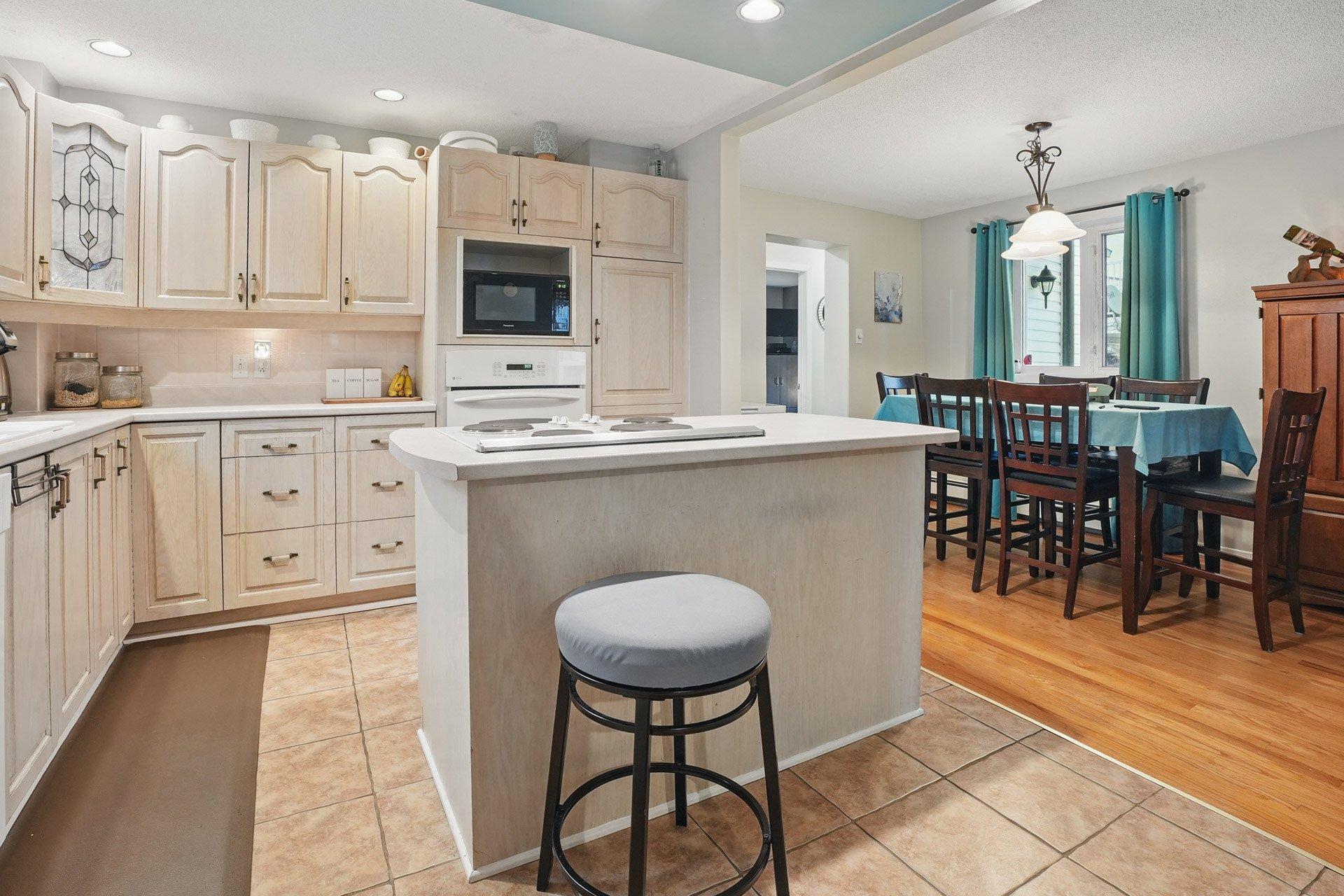 









76


Rue Nicolet

,
Gatineau (Hull),




QC
J8T2Y6

