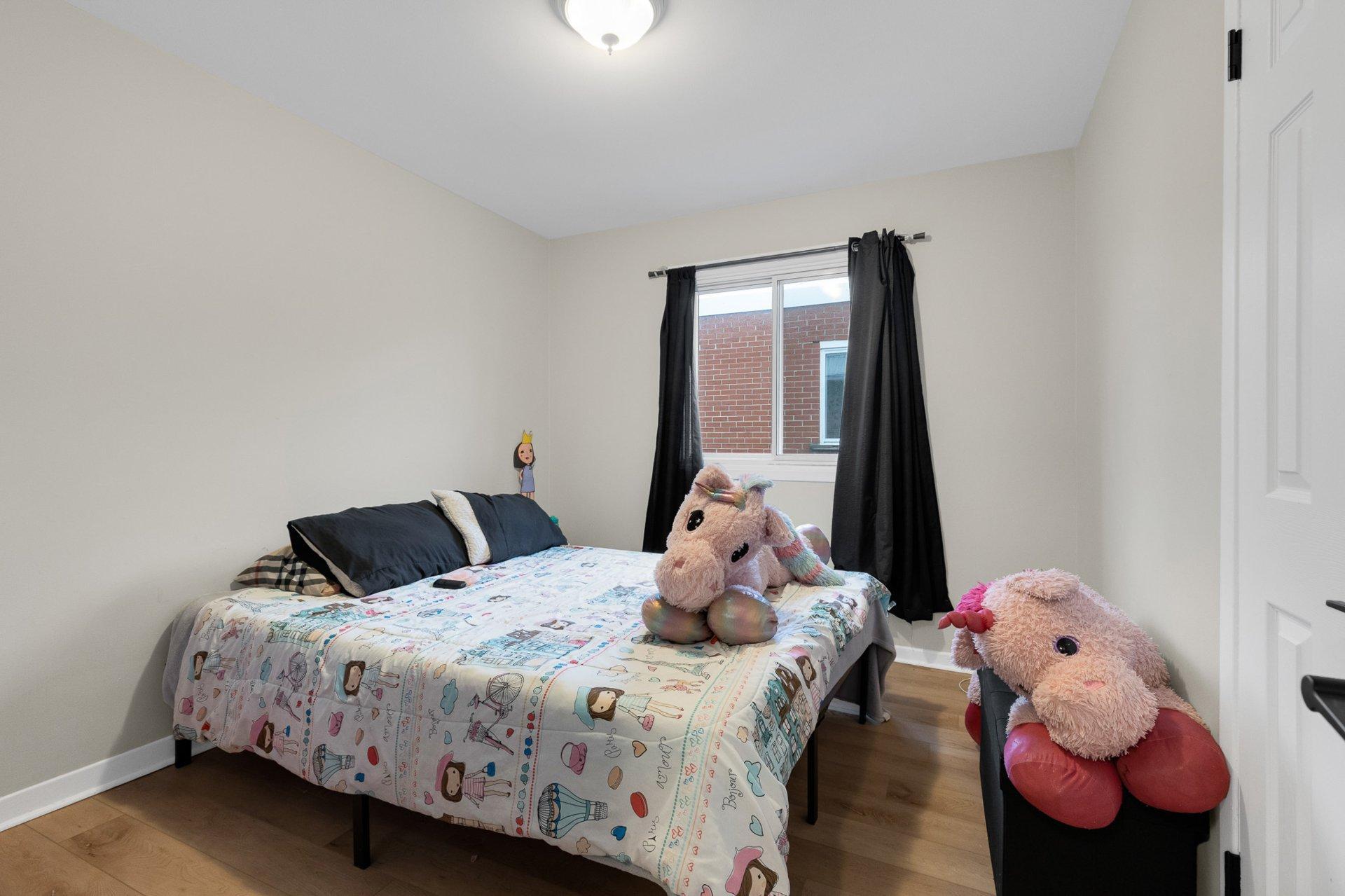 









11641

 - 11645


Av. Laurier

,
Montréal (Montréal-Nord),




QC
H1G4A8

