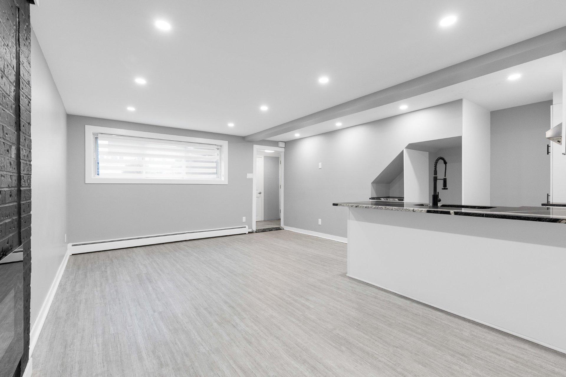 









11641

 - 11645


Av. Laurier

,
Montréal (Montréal-Nord),




QC
H1G4A8

