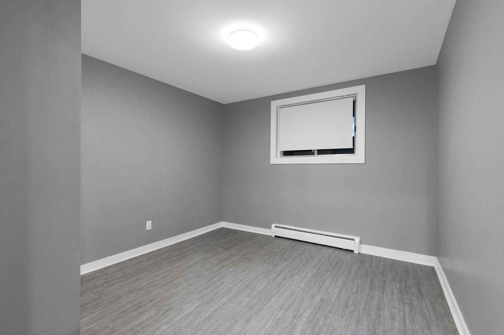 









11641

 - 11645


Av. Laurier

,
Montréal (Montréal-Nord),




QC
H1G4A8

