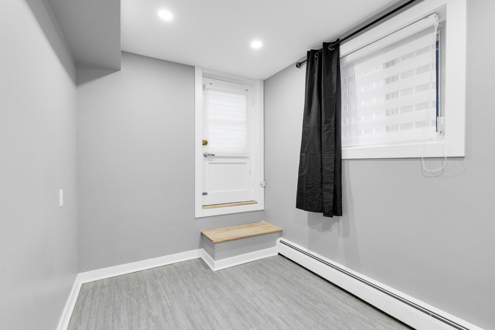 









11641

 - 11645


Av. Laurier

,
Montréal (Montréal-Nord),




QC
H1G4A8

