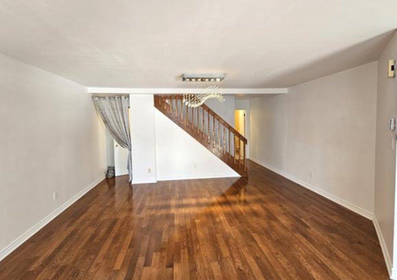 









8274


Rue Ouimet

,
Brossard,




QC
J4Y3B3

