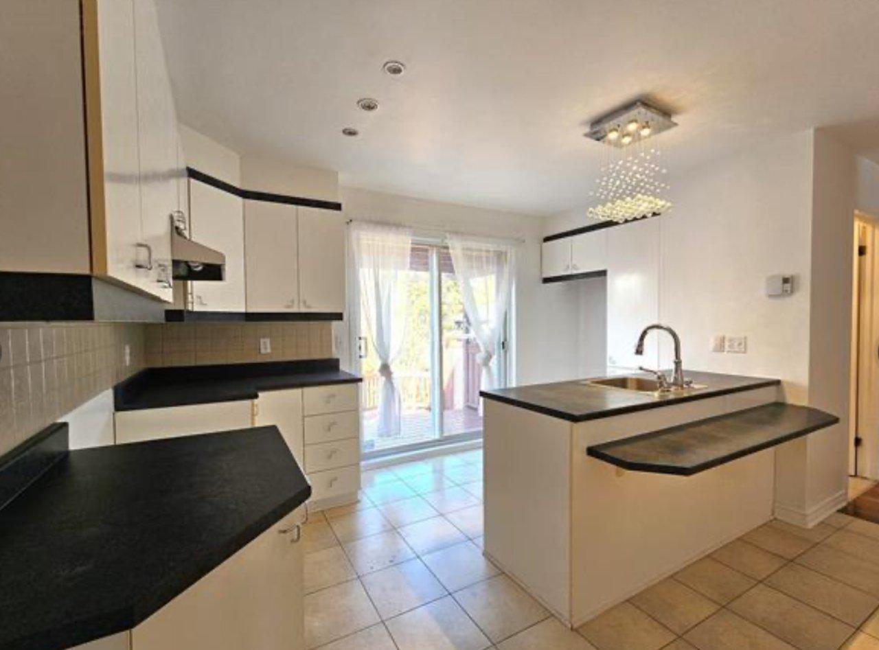 









8274


Rue Ouimet

,
Brossard,




QC
J4Y3B3

