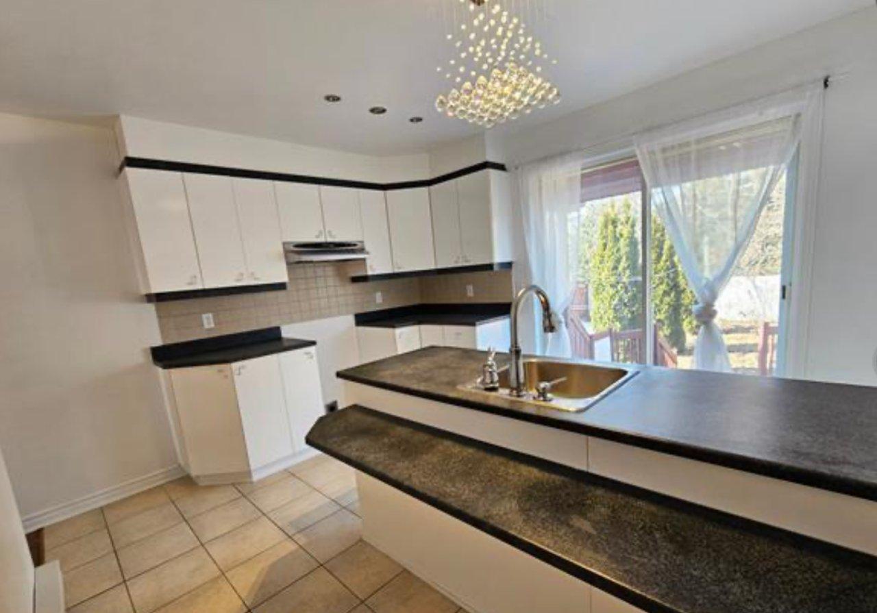 









8274


Rue Ouimet

,
Brossard,




QC
J4Y3B3

