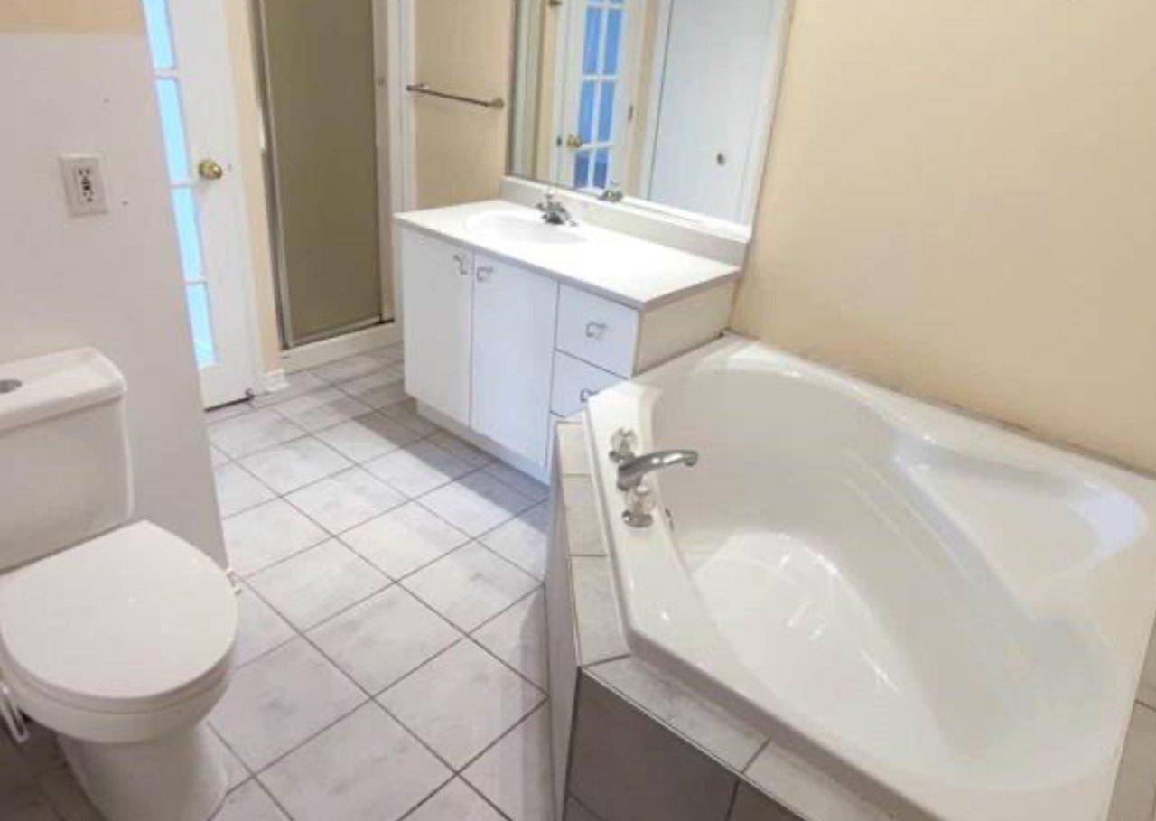 









8274


Rue Ouimet

,
Brossard,




QC
J4Y3B3

