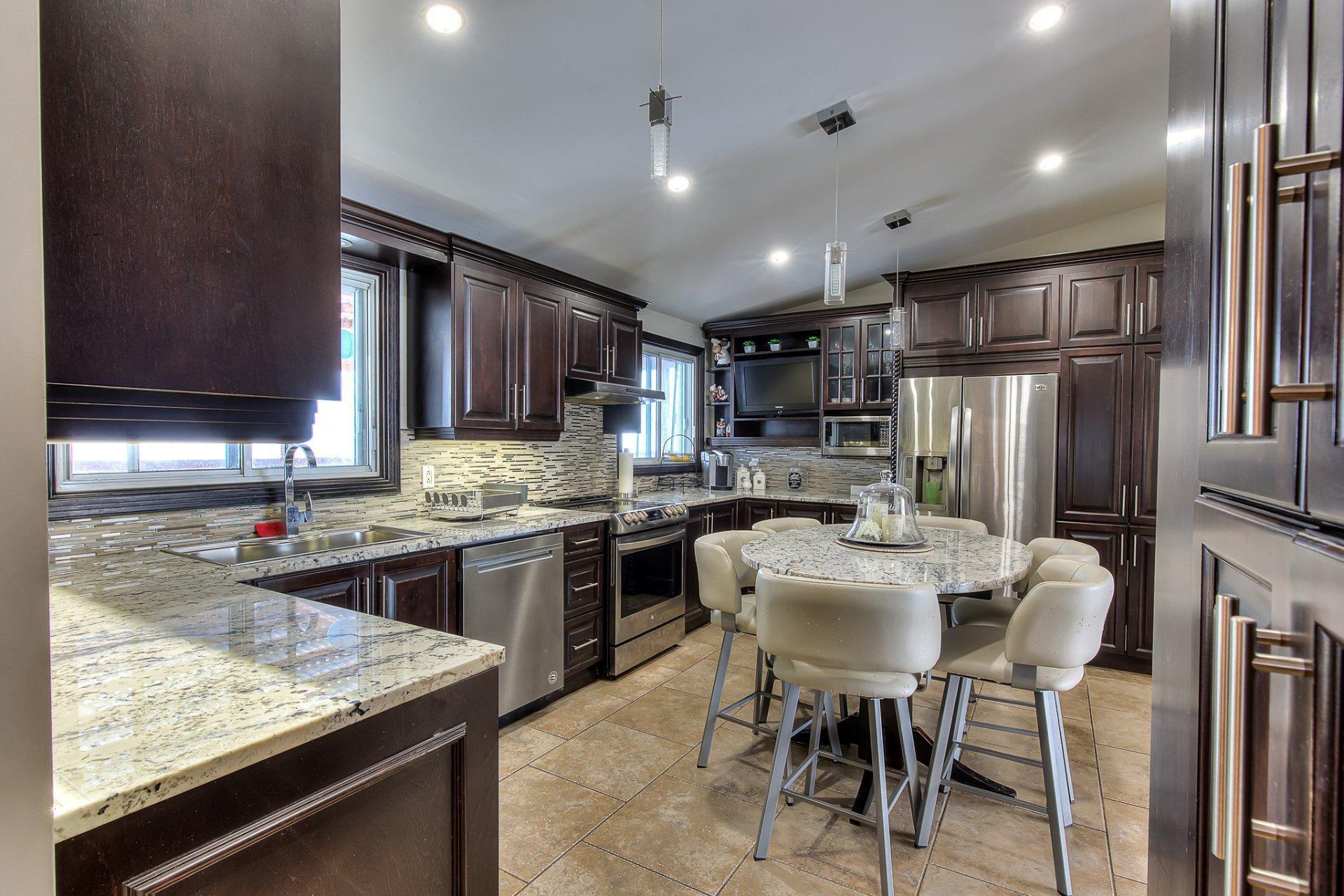 









168


Av. Denonville

,
Laval (Chomedey),




QC
H7W2M9

