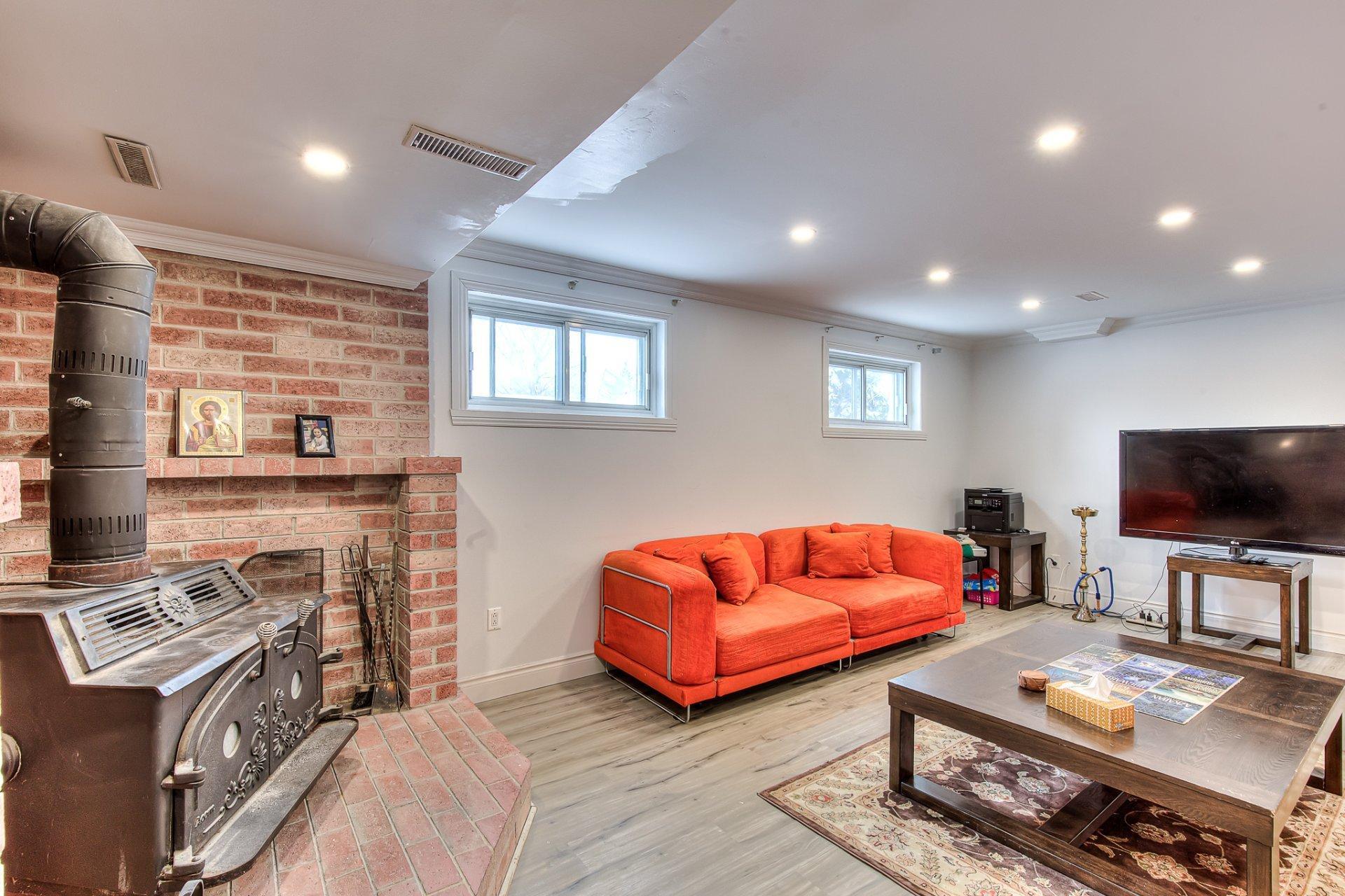 









168


Av. Denonville

,
Laval (Chomedey),




QC
H7W2M9

