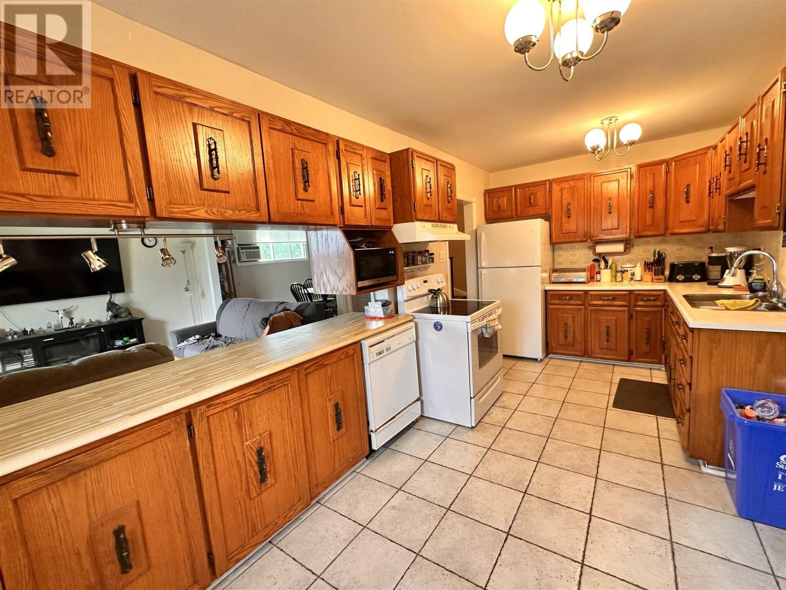 












212 Hillside DR S

,
Elliot Lake,




Ontario
P5A1N5

