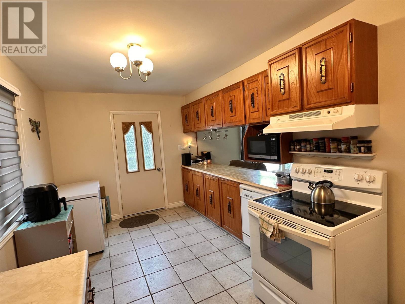 












212 Hillside DR S

,
Elliot Lake,




Ontario
P5A1N5

