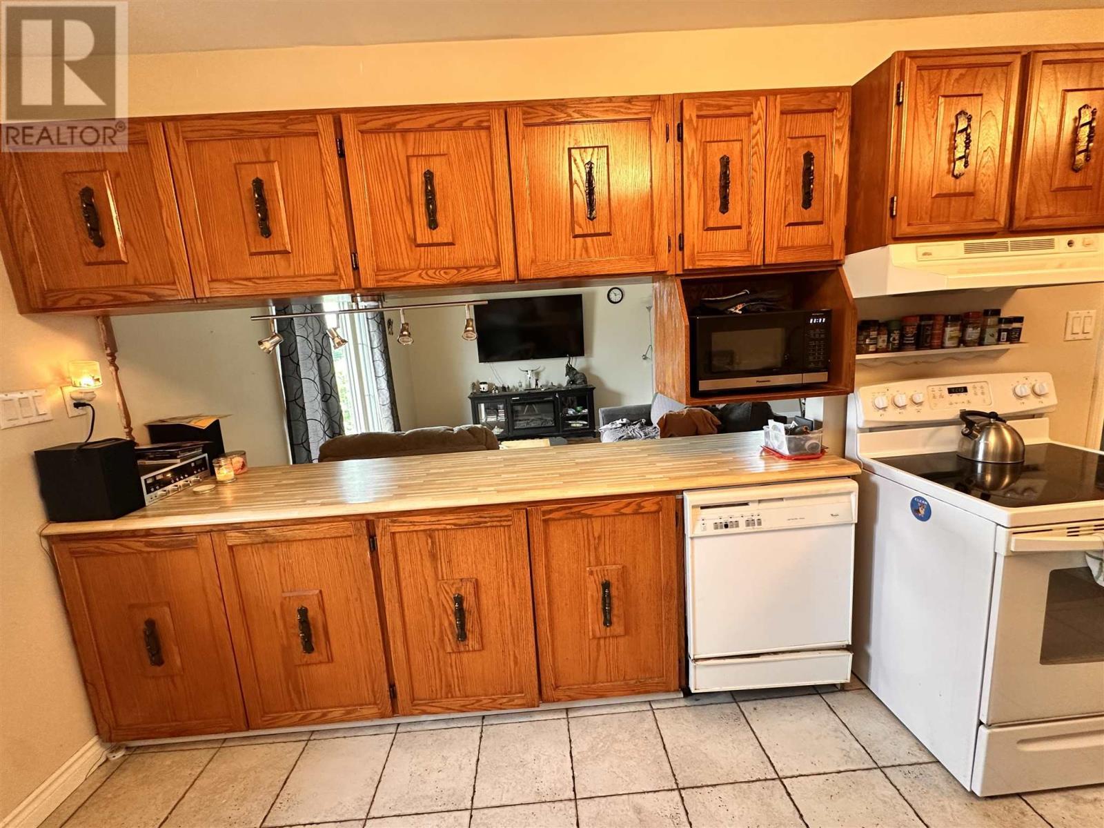 












212 Hillside DR S

,
Elliot Lake,




Ontario
P5A1N5

