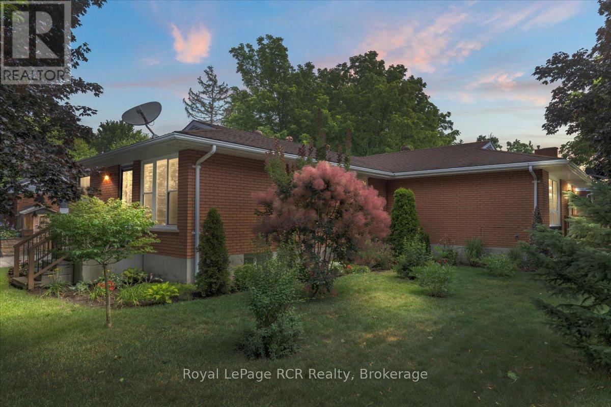 












382 3RD STREET

,
Hanover,




Ontario
N4N1B3

